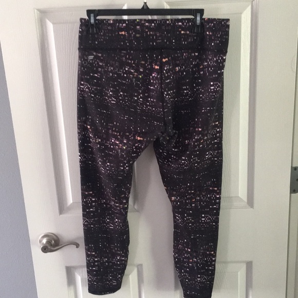 Fabletics power hold 7/8 length leggings, size large - Picture 4 of 4